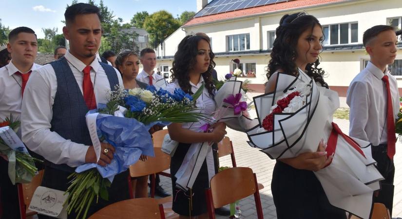 Szem nem maradt szárazon a karcagi ballagáson, elköszöntek a nyolcadikosok – galériával - Szoljon