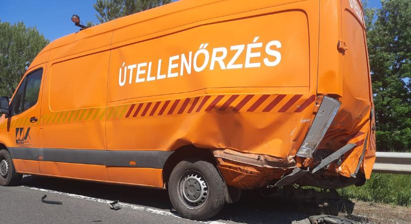 Karambol bénította meg a 403-as főutat – fékezés nélkül rohant bele a közutas autóba (fotókkal) - Szon