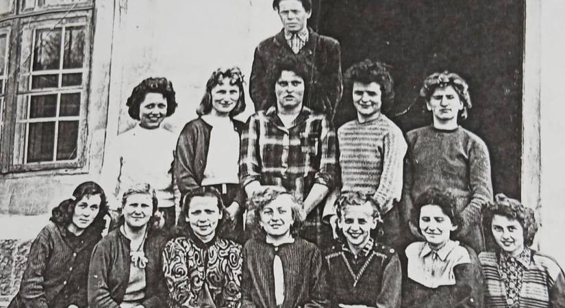 Akkor és most - 65 év után találkoztak a Győrsövényházi Általános Iskolában! - fotók - Kisalföld