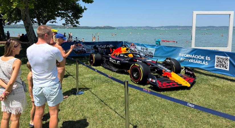 A Red Bull F1-es autója parkolt a zamárdi szabadstrandon - Sonline