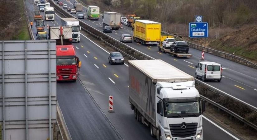 Kilométeres dugók, szirénák, káosz: az M1-es ma végleg megadta magát - Veol