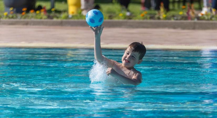 Kínos félreértés a borsodi strandon – szülőt küldtek ki a vízből, de nem hagyta annyiban - Boon