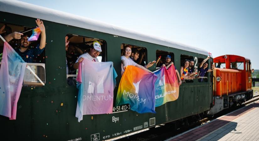 Még a felcsúti kisvasútra is felültek a pride-ozó momentumosok - Magyar Hang