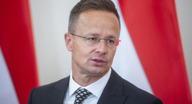 Szijjártó Péter sürgős telefonhívásokat bonyolított a Védelmi Tanács ülése előtt - Index