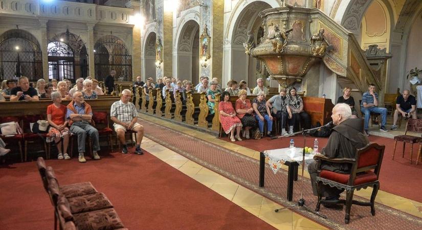 A ferences rendház bezárásának korát idézték Gyöngyösön - Heol