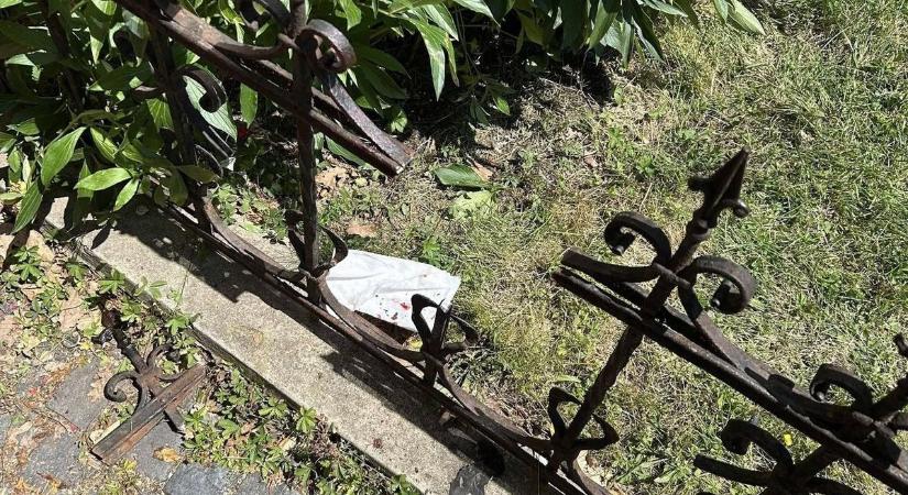 Súlyos baleset a szomszéd vármegyében: mellkason szúrta a kovácsoltvas kerítés, mentőhelikopter vitte el a férfit - Zaol