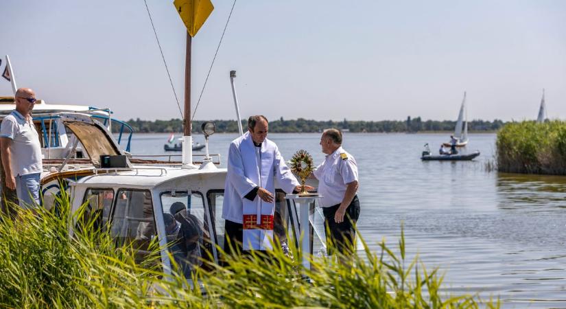 Úrnapja a habokon – első alkalommal tartottak vízi körmenetet a Velencei-tavon (fotógalériával) - Feol