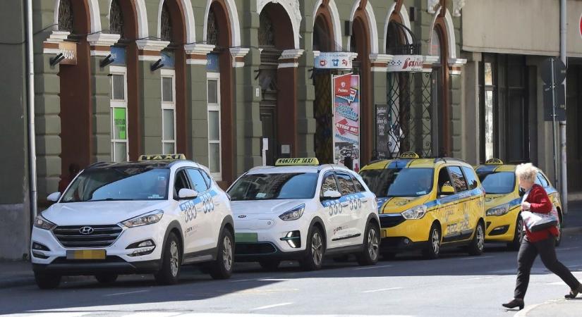 Gyalogosként is tilos lesz a telefonozás és a zenehallgatás! - Újra változik a KRESZ - Boon