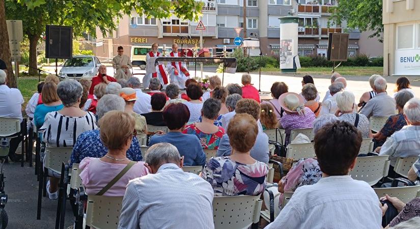 Szabadtéri misével emlékeztek a Szent János és Pál-kápolna tizenöt évvel ezelőtti újranyitására - Teol