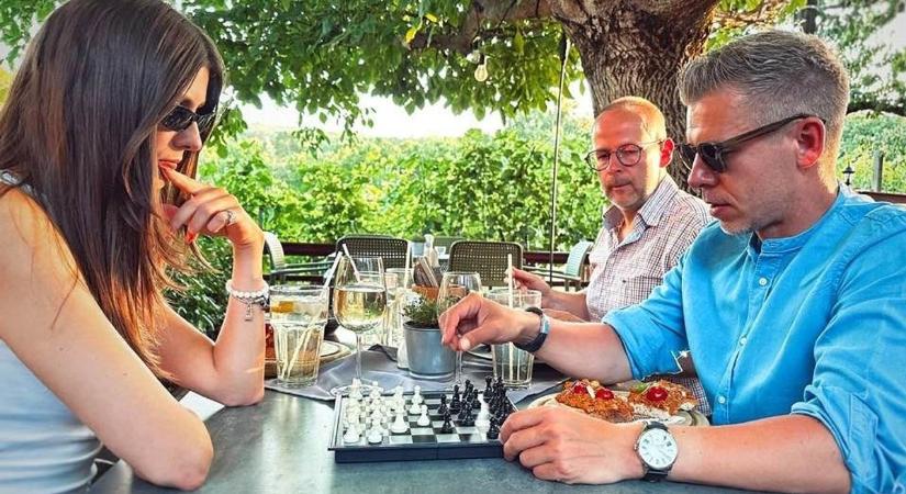 Beült pózolni egy sakktábla mellé Magyar Péter, de még a kezdőfelállást sem sikerült eltalálnia - Mandiner