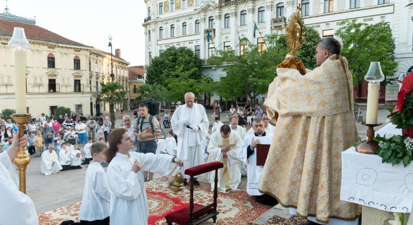 Több százan vettek részt az Úrnapi körmeneten - Pécs Aktuál