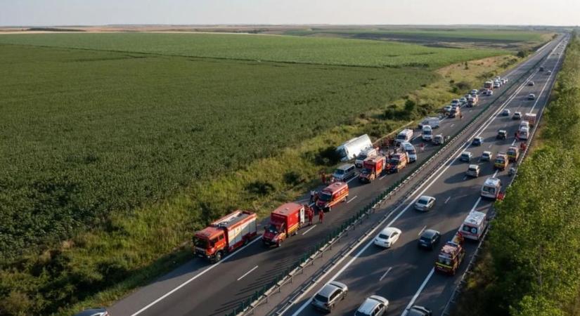 Szörnyű buszbaleset történt egy román autópályán: nagyváradi gyerekek borultak az árokba - Mandiner
