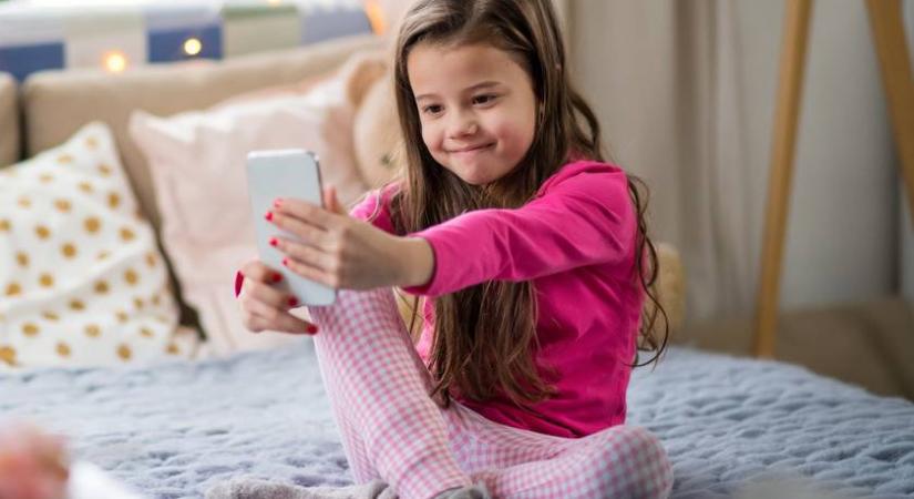 Nem olyan, mint Shein ruhákat varrni, de ez is gyerekmunka: a „kidfluencerek” kamu élete - Femina