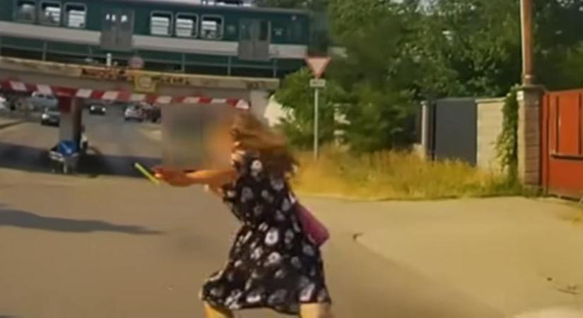 Centiken múlt a tragédia: fiatal lány szaladt az autó elé Szigetszentmiklóson - HVG - Autó