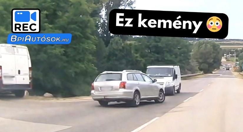 Frontálisan volt útjában egy furgon, de előtte majdnem a kamerásba szállt bele - Bp-i Autósok