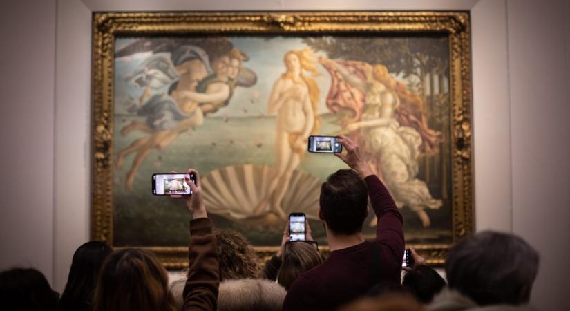 Korlátoznák a szelfizést a firenzei Uffizi-képtárban, mert nem csak veszélyes, de sorokat is okoz - 24.hu
