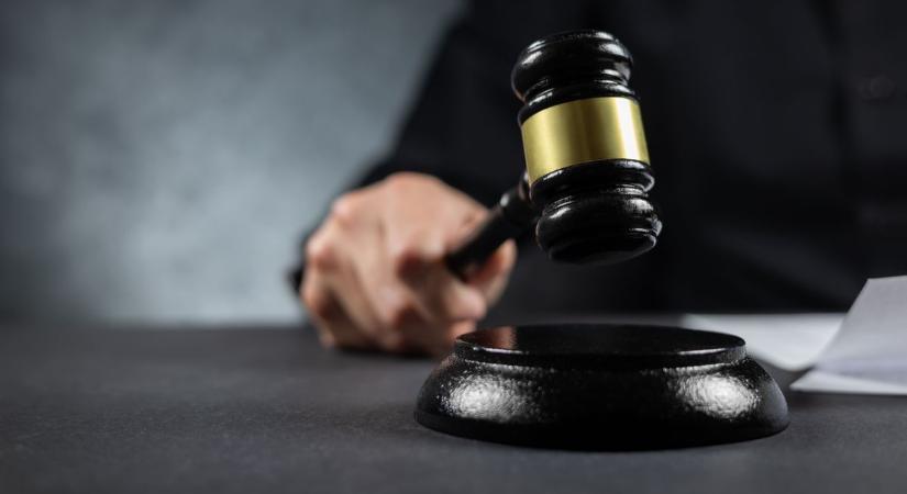 Viccből lehúzta egy férfi kollégája nadrágját, bíróságra került miatta - Ripost