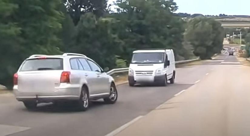 Majdnem végzeteset hibázott egy türelmetlen autós Sóskúton – videó - HVG - Autó