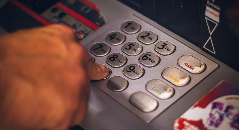 Az ATM-ek száma nő, a készpénzfelvételeké erősen csökken - Magyar Hang