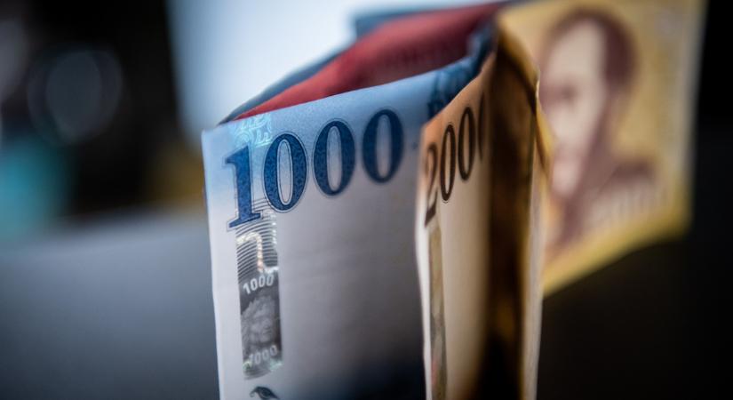 Gyengül a forint, emelkednek az üzemanyagárak – sír a pénztárcánk a háború miatt - Index - Gazdaság
