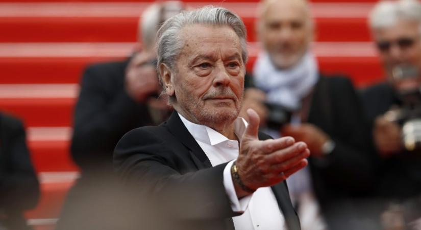 Alain Delon súlyosan bántalmazta a barátnőit és fegyverrel a párnája alatt aludt, állítja a fia - 24.hu