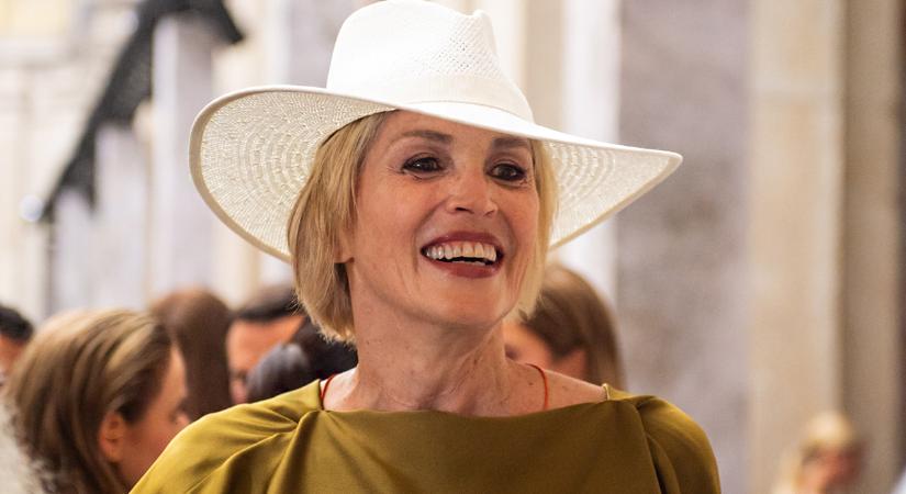 A hét szettje: a 67 éves Sharon Stone már az ősz színét viseli, és elképesztően nőies - Retikül