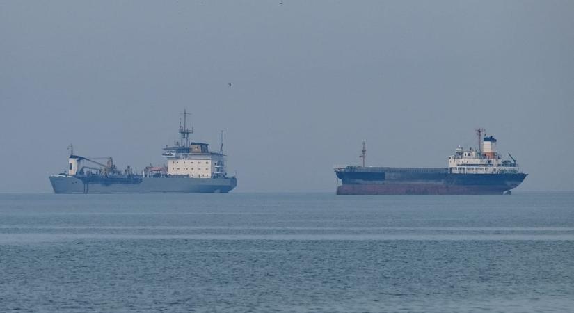 Két szupertanker is visszafordult a Hormuzi-szorosnál az amerikai bombázások után - HVG - Vállalkozás