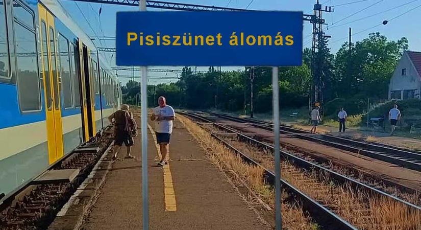 Ismét pisiszünetet tartott a MÁV egyik balatoni járata, közben Lázár János vasútromboló tevékenységéről beszél Vitézy Dávid - BudaPestkörnyéke