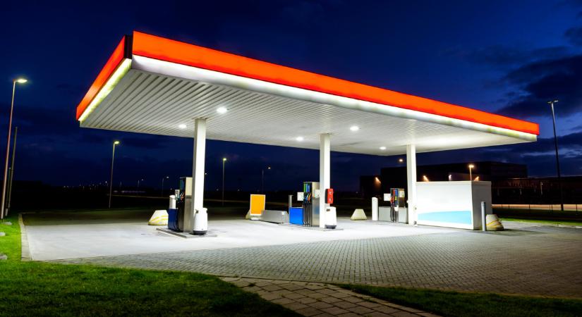 Itt az újabb sokk a benzinkutakon: lélektani határt lép át a drágulás, rengeteg magyar kerülhet bajba - Pénzcentrum - Autó