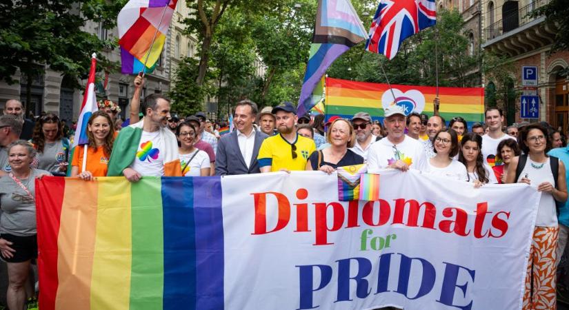 33 nagykövetség állt ki a Budapest Pride mellett - 24.hu