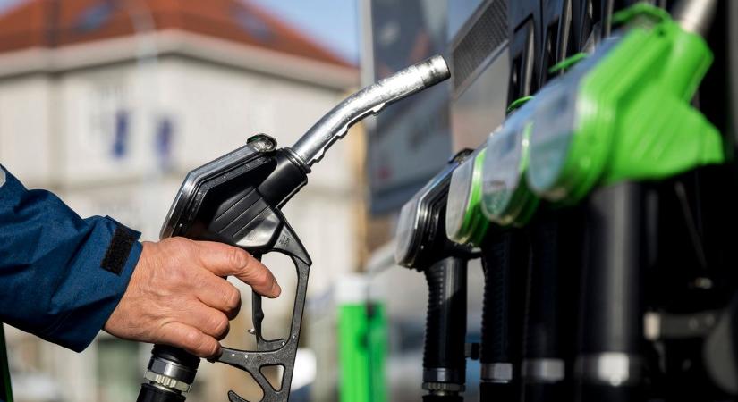 Újabb emelés jön – egy hét alatt 30 forinttal drágul a dízel - HVG - Autó