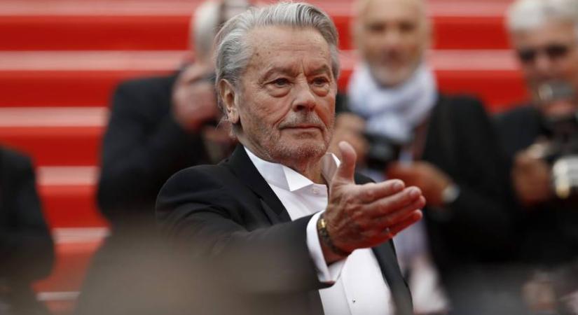 „Apám szétverte anyám fejét” – Alain Delonról meghökkentő dolgokat állít kisebbik fia - Femina