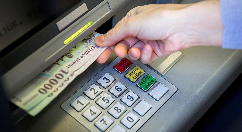 Hiába a falusi ATM-kampány, a magyarok egyre kevesebb tartják a tárcában a pénzt - Napi.hu