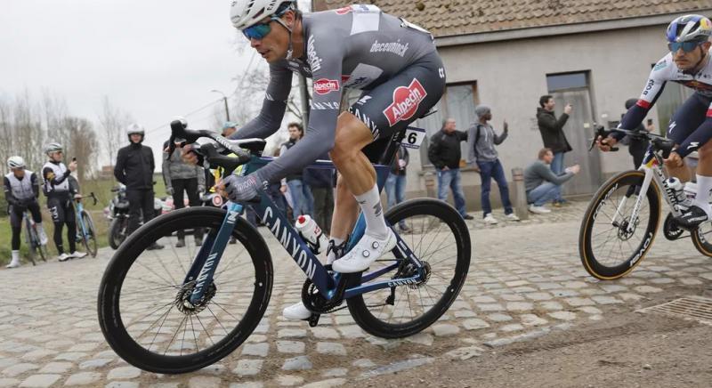 Oscar Riesebeek lett az első, akit sárga lapok miatt tiltottak el - Velo