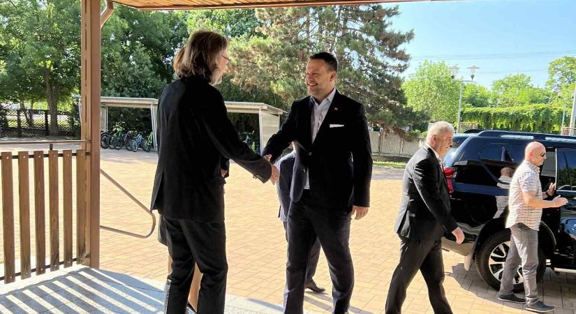 Samuel Migaľ Csicsón: 450 ezer euróból újulhat meg az alapiskola - Új Szó