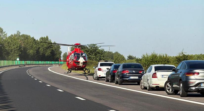 Nagyváradi gyerekeket szállító busz borult az árokba, egy ember meghalt - Népszava