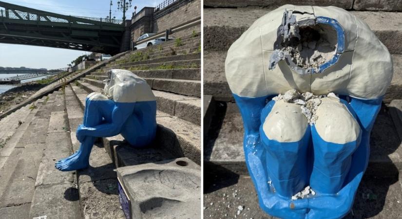 Lefejezték a budai rakparton ücsörgö férfiszobrot, ami a férfiak elfojtott érzelmeire hívta fel a figyelmet - 24.hu