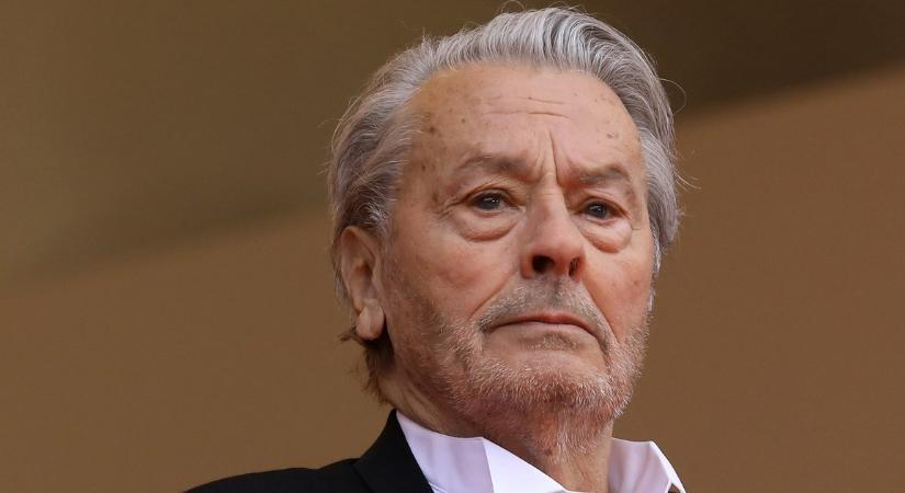 Sokkoló vádakkal állt elő Alain Delonról a fia: verte a barátnőit, és akkora fegyvermániás volt, hogy csőre töltött pisztollyal aludt - Blikk - Kvíz