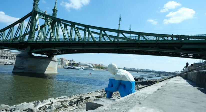 Lefejeztek egy szobrot a Duna-parton: képeken a brutális támadás – A férfiak lelki egészségéért állították - HáziPatika