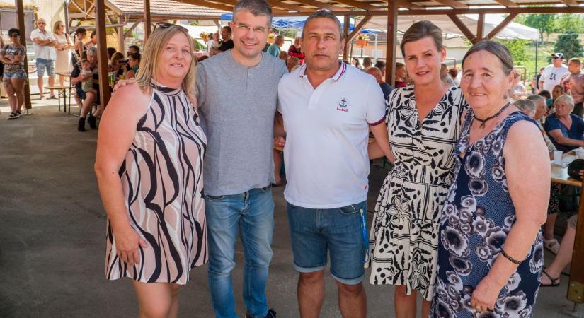 Kettős ünnep Csöngén: falunapot tartottak és Weöres Sándorra emlékeztek - Vaol