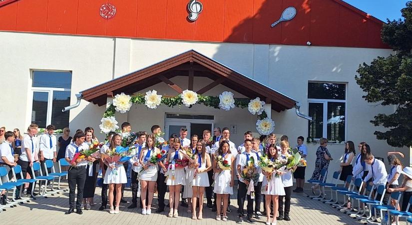 Megható pillanatok – elballagtak a Fekete István Iskola nyolcadikosai - Duol