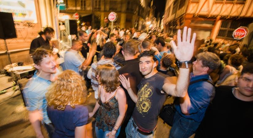 Megdöbbentő: injekcióval támadtak a tömegben - Demokrata