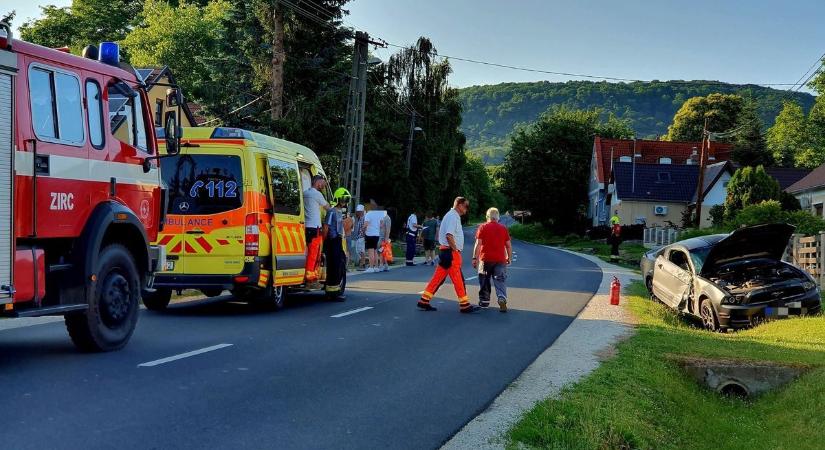 Csúnyán összetört a legendás izomautó – letarolta a villanyoszlopot a kanyargós dunántúli úton - Zaol