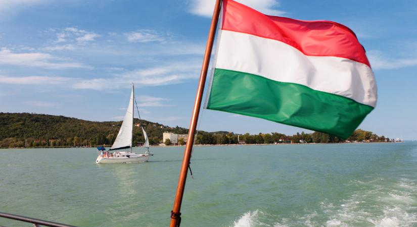 A Németországból induló repülő a Balaton felé ért, elképesztő látvány tárult az utasok elé - Femcafe.hu