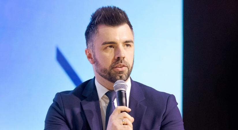 Függönyök között műtenek a szentesi kórházban, állítja Magyar Péter és Kulja András - 24.hu