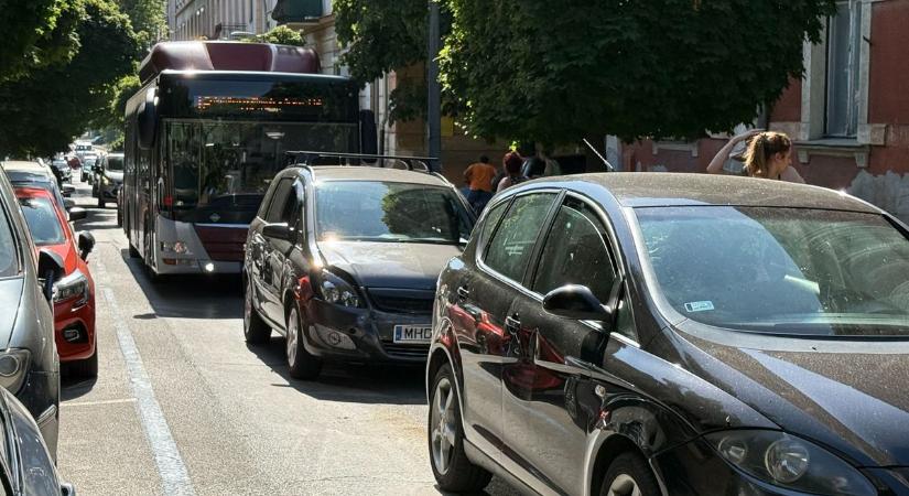 Koccanásos baleset miatt áll Kaposvár belvárosa - Sonline
