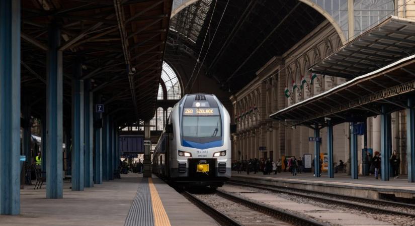 Keddtől vizet osztanak a vasút- és buszállomásokon – lehetőleg a bérlet vagy a jegy felmutatásáért cserébe - 24.hu