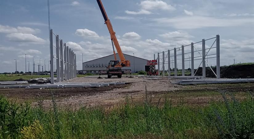 Látványos szakaszához érkezett az új üzemcsarnok építése a törökszentmiklósi Ipari Parkban - Szolnoki Napló