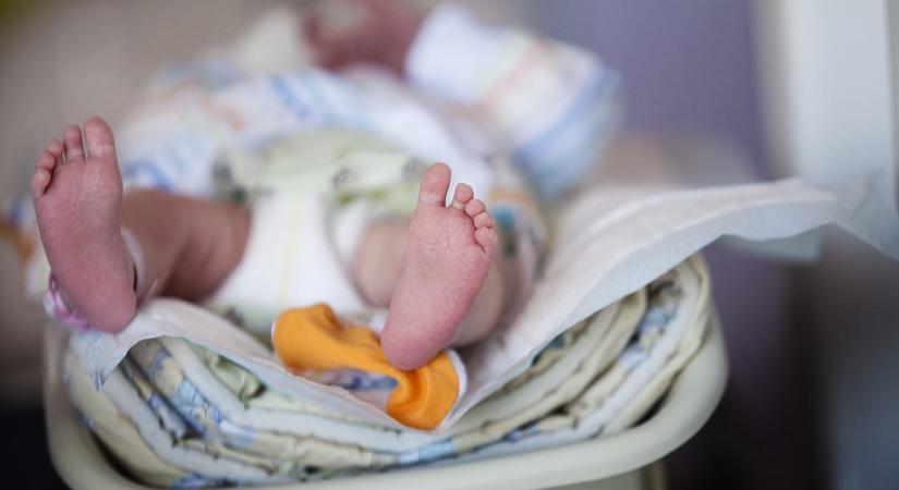 Egy A4-es lapra nyomtatott felirat jelzi, hogy elromlott a babamentő inkubátor a Szent János Kórháznál - HVG - Itthon
