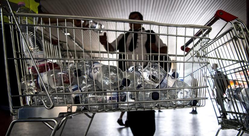 Keddtől vizet oszt a MÁV az utasoknak a hőségriadó miatt - HVG - Itthon